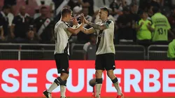 Guilherme Estrella do Vasco da Gama comemora com o companheiro de equipe Pablo Vegetti após marcar o segundo gol da equipe durante a partida contra o São Paulo pelo Brasileirao 2024- Estádio São Januário