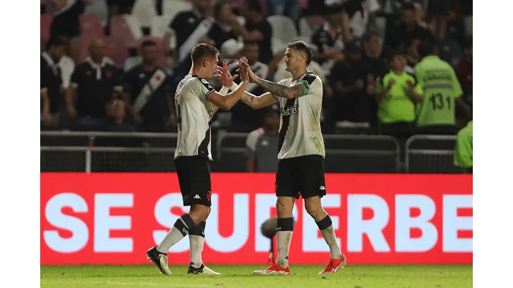 Guilherme Estrella do Vasco da Gama comemora com o companheiro de equipe Pablo Vegetti após marcar o segundo gol da equipe durante a partida contra o São Paulo pelo Brasileirao 2024- Estádio São Januário