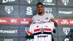 Ruan Tressoldi, durante coletiva do São Paulo segurando a camissa 22, no qual ainda usará em campo