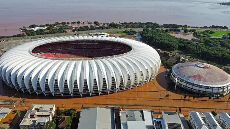 Vista aérea do estádio Beira-Rio inundado em 6 de maio de 2024 em Porto Alegre, Brasil. Os esforços de resgate continuam em Porto Alegre devido às inundações causadas pelas fortes chuvas que atingiram o estado brasileiro do Rio Grande do Sul