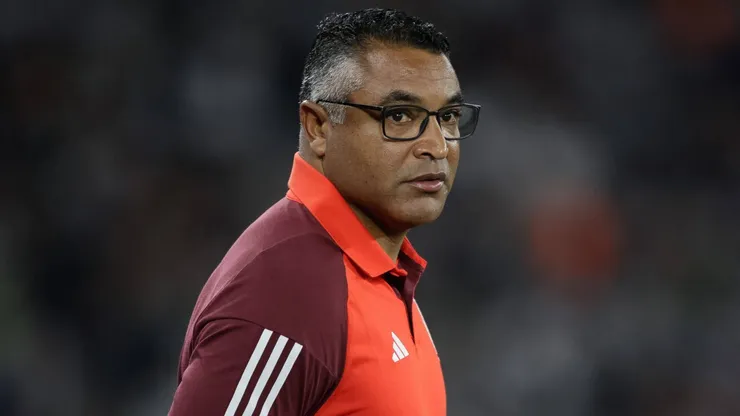 Soccer - Brasileirao 2024 - Botafogo 0:0 Internacional RIO DE JANEIRO, BRAZIL - JULY 20: ROGER MACHADO, Head Coach of Botafogo, looks on before the match between Botafogo and Internacional as part of Brasileirao 2024 at Nilton Santos Stadium on July 20, 2024 in Rio de Janeiro, Brazil. Rio de Janeiro Nilton Santos Stadium Brazil Copyright: xRuanoxCarneiroxRuanoxCarneirox