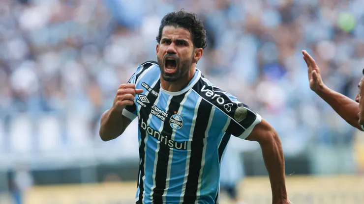 Centroavante comemorando gol pelo Grêmio