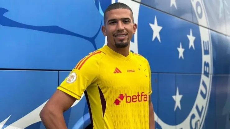 Léo Aragão, goleiro e aposta do Cruzeiro celebrando a prorrogação do seu contrato com o Cabuloso
