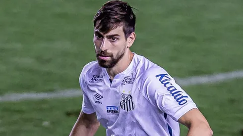 Luan Peres durante partida em sua primeira passagem pelo Santos, contra o Coritiba, na Vila Belmiro, pelo Campeonato Brasileiro de 2021, no dia 13/02. Foto: Van Campos