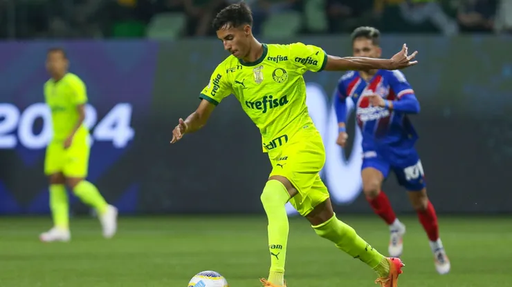 Foto: Ricardo Moreira/Getty Images -Vitor Reis é zagueiro do Palmeiras.