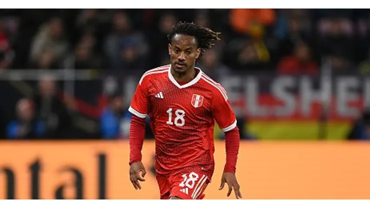 André Carrillo, do Peru, em ação durante um amistoso entre a Alemanha na MEWA Arena, em 25 de março de 2023, em Mainz, Alemanha