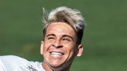Soteldo comemorando gol pelo Peixe. Atacante não volta ao clube em 2025.