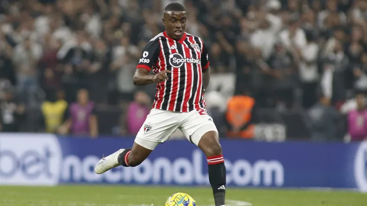 SAO PAULO, BRAZIL - JULY 25: Jhegson Mendez of Sao Paulo kicks the ball during a semifinal first leg match between Corinthians and Sao Paulo as part of Copa do Brasil 2023 at Neo Quimica Arena on July 25, 2023 in Sao Paulo, Brazil. (Photo by Miguel Schincariol/Getty Images)