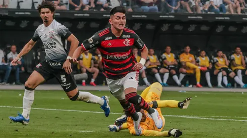 Carlos Alcaraz em partida contra o Corinthians, pelo Campeonato Brasileiro.