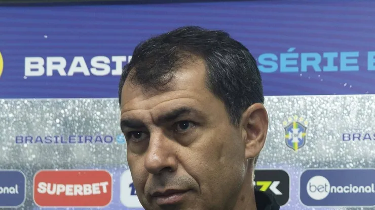 Fábio Carille durante partida contra a Ponte Preta. Torcida quer a demissão do profissional.