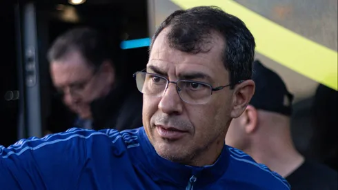 PR – PONTA GROSSA – 14/06/2024 – BRASILEIRO B 2024, OPERARIO X SANTOS – Fabio Carille treinador do Santos durante chegada da equipe para partida contra o Operario no estadio Germano Kruger pelo campeonato Brasileiro B 2024. Foto: Joao Vitor Rezende Borba/AGIF