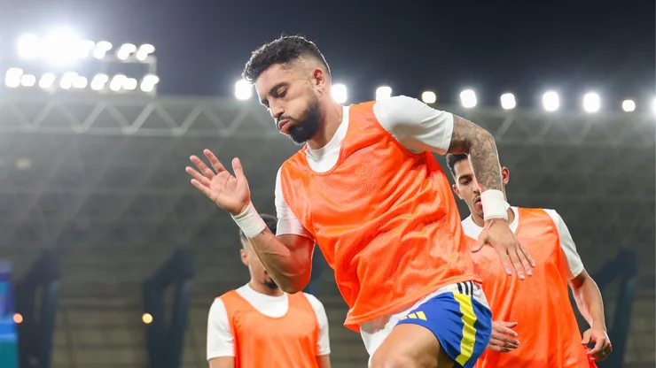 Alex Telles bem fisicamente para chegar ao Botafogo. Foto: Yasser Bakhsh/Getty Images
