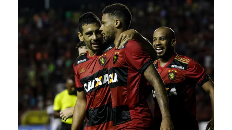 PE - Recife - 13/09/2017 - Copa Sulamericana 2017 - Sport x Ponte Preta - Andre Felipe(d) e Diego Souza(e) do Sport comemoram gol contra a Ponte Preta durante partida no Estadio da Ilha do Retiro pela Copa Sulamericana 2017 Foto: Clélio Tomaz/AGIF