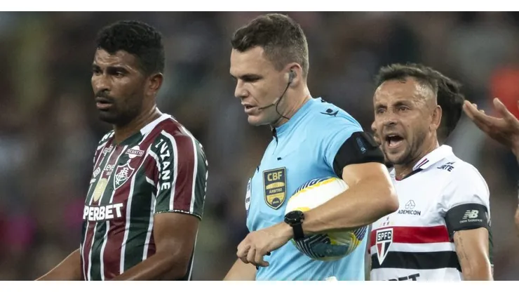 RJ - RIO DE JANEIRO - 01/09/2024 - BRASILEIRO A 2024, FLUMINENSE X SAO PAULO - O arbitro Paulo Cesar Zanovelli Da Silva durante partida entre Fluminense e Sao Paulo no estadio Maracana pelo campeonato Brasileiro A 2024. Foto: Jorge Rodrigues/AGIF