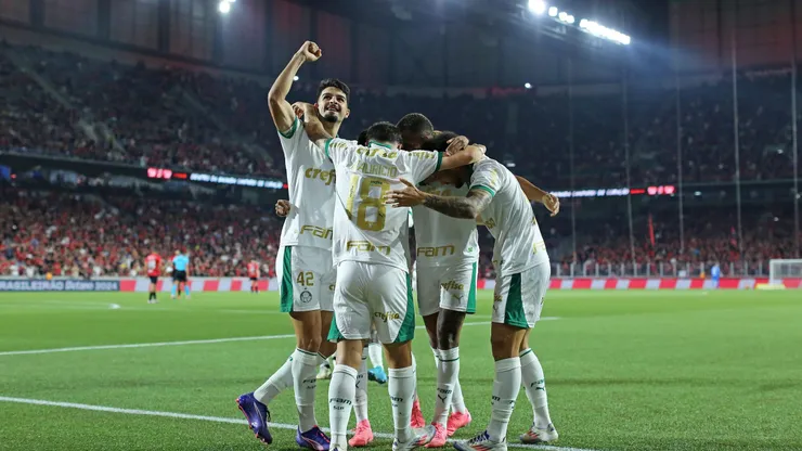 CURITIBA, BRAZIL - SEPTEMBER 1: Mauricio of Palmeiras celebrates after scoring the first goal of his team with teammates during the match between Athletico Paranaense and Palmeiras as part of Brasileirao 2024 at Arena da Baixada on September 1, 2024 in Curitiba, Brazil. (Photo by Heuler Andrey/Getty Images)