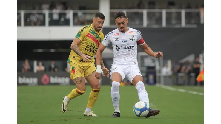 Diego Pituca jogador do Santos disputa lance com Paulinho Moccelin jogador do Brusque. Foto: Lucas Gabriel Cardoso/AGIF