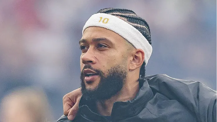 Depay estaria mais próximo do Corinthians.