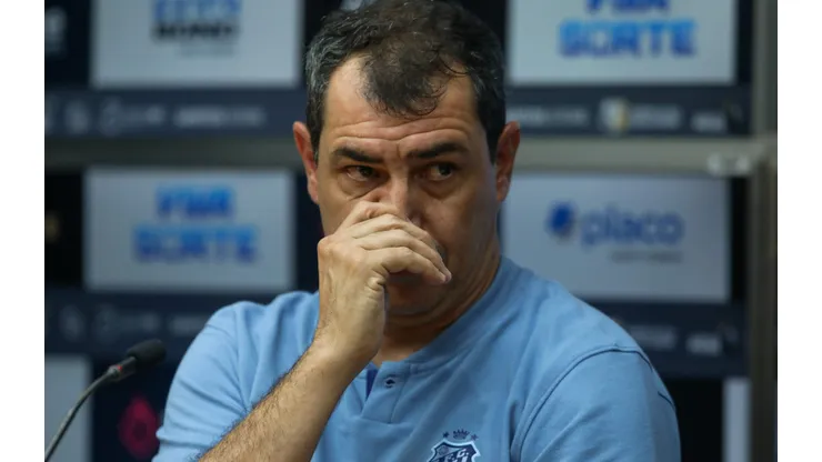 Carille em coletiva na sala de imprensa do Santos