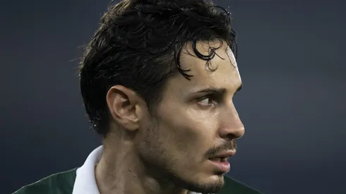 RJ - RIO DE JANEIRO - 17/07/2024 - BRASILEIRO A 2024, BOTAFOGO X PALMEIRAS - Raphael Veiga jogador do Palmeiras durante partida contra o Botafogo no estadio Engenhao pelo campeonato Brasileiro A 2024.