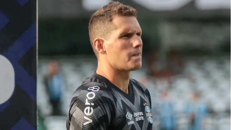 PR - CURITIBA - 01/06/2024 - BRASILEIRO A 2024, GREMIO X BRAGANTINO - Rafael Cabral goleiro do Gremio durante execucao do hino nacional antes da partida contra o Bragantino no estadio Couto Pereira pelo campeonato Brasileiro A 2024. Foto: Robson Mafra/AGIF