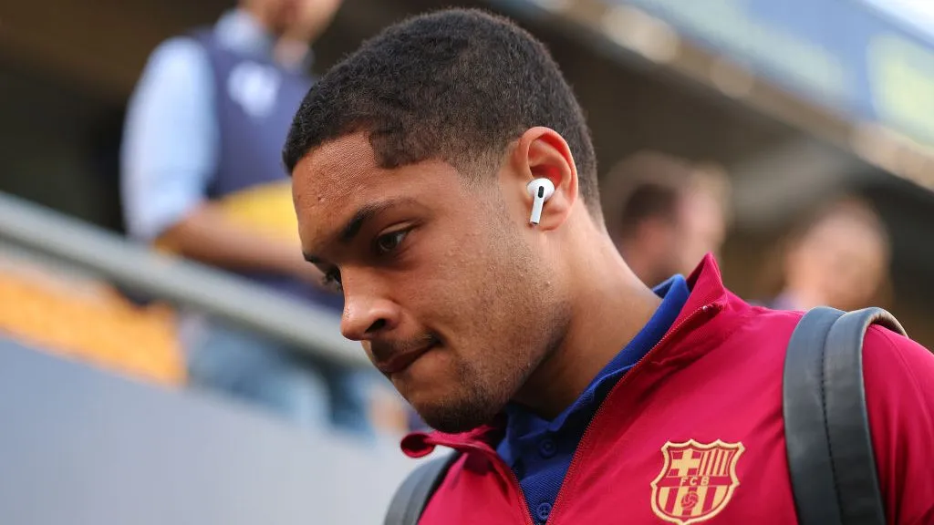 Vitor Roque em sua passagem no Barcelona. Foto: Fran Santiago/Getty Images