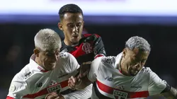 - Matheus Gonçalves disputando a bola com jogadores do SPFC