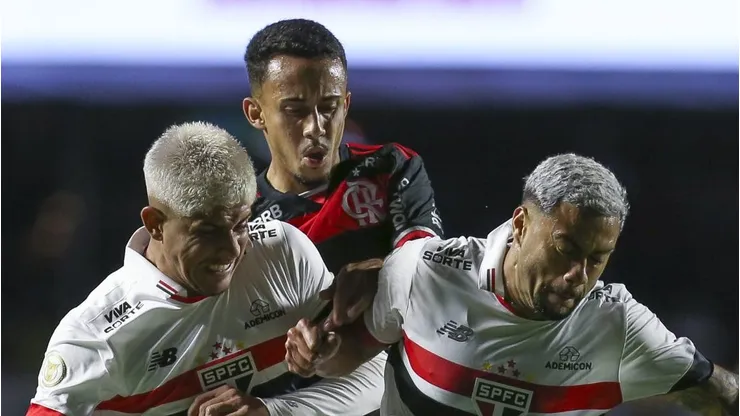 - Matheus Gonçalves disputando a bola com jogadores do SPFC