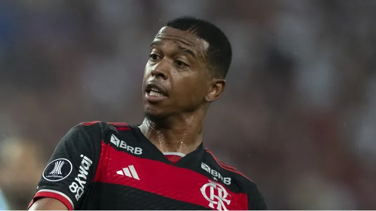 RJ - RIO DE JANEIRO - 15/08/2024 - COPA LIBERTADORES 2024, FLAMENGO X BOLIVAR - Carlinhos jogador do Flamengo durante partida contra o Bolivar no estadio Maracana pelo campeonato Copa Libertadores 2024. Foto: Jorge Rodrigues/AGIF