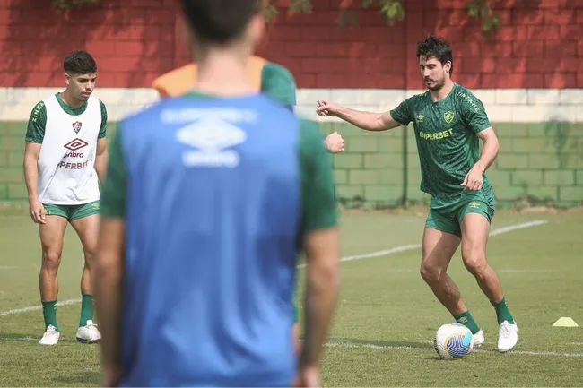 Gabriel Pires treina com bola com os companheiros de elenco no CT Carlos José Castilho Foto: Divulgação/Fluminense