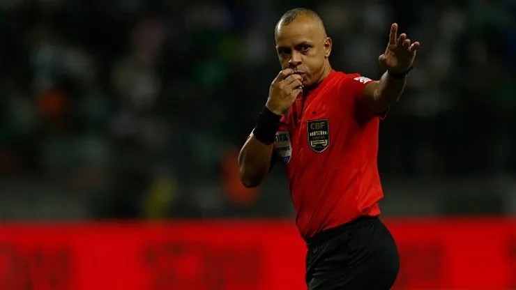 Wilton Pereira Sampaio , árbitro que preocupa o Internacional por falhas polêmicas