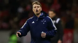 PORTO ALEGRE, BRAZIL - AUGUST 25:: Fernando Seabra head coach of Cruzeiro during the match between Internacional and Cruzeiro as part of Brasileirao 2024 at Beira-Rio Stadium on August 25, 2024 in Porto Alegre, Brazil. (Photo by Pedro H. Tesch/Getty Images)