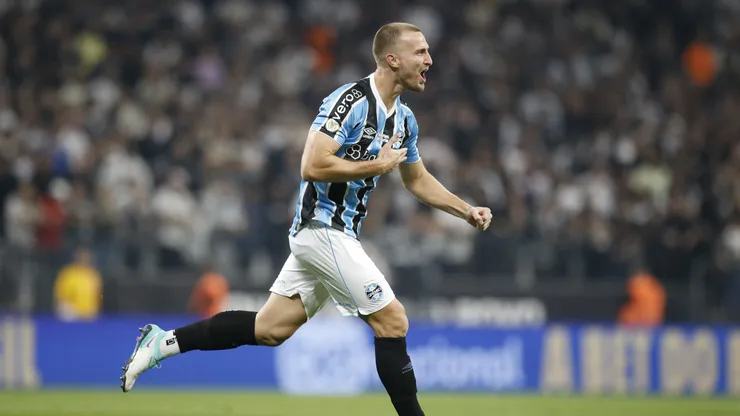 SAO PAULO, BRAZIL - JULY 25: Rodrigo Ely of Gremio celebrates after scoring the team´s first goal during a match between Corinthians and Gremio as part of Brasileirao Series A 2024 at Neo Quimica Arena on July 25, 2024 in Sao Paulo, Brazil. (Photo by Miguel Schincariol/Getty Images)