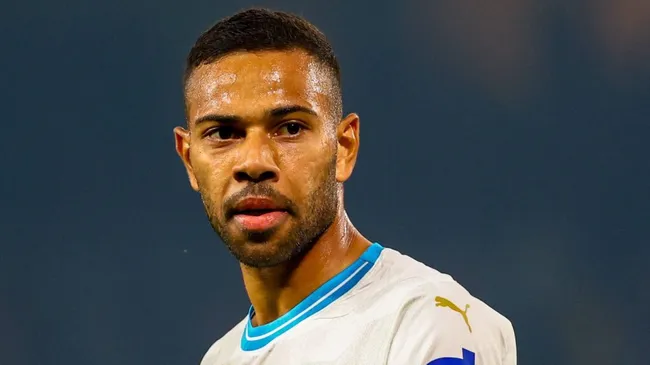 Renan Lodi é titular com Jorge Jesus. Foto: IMAGO / Focus Images.