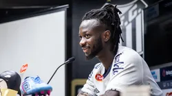 Yusupha Njie sendo apresentado pelo Santos. Foto: Raul Baretta/ Santos FC/ Flickr