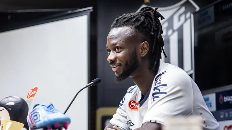 Yusupha Njie sendo apresentado pelo Santos. Foto: Raul Baretta/ Santos FC/ Flickr