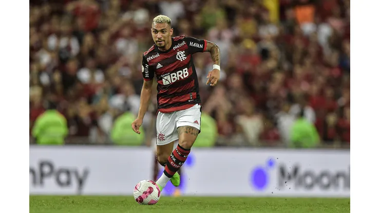 Matheuzinho ex-jogador do Flamengo durante partida. Foto: Thiago Ribeiro/AGIF