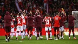 Jogadores do Internacional celebram com os torcedores após vencer a duelo diante do Cruzeiro como parte do Brasileirao 2024 no Estádio Beira-Rio, em Porto Alegre