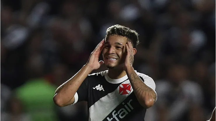 RIO DE JANEIRO, BRAZIL - AUGUST 3: Adson (L) of Vasco da Gama reacts after a goal opportunity during the match between Vasco da Gama and Bragantino as part of Brasileirao 2024 at Sao Januario Stadium on August 3, 2024 in Rio de Janeiro, Brazil. (Photo by Wagner Meier/Getty Images)