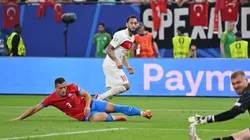 Hakan Calhanoglu marca pela Turquia em partida diante da República Tcheca, pela Eurocopa. (Photo by Dan Mullan/Getty Images)