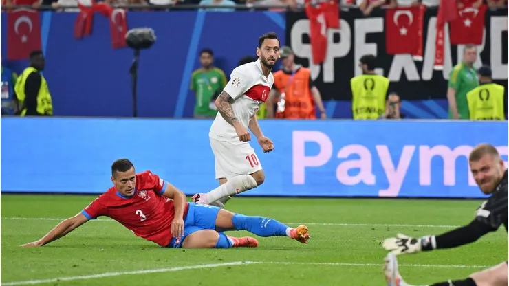 Hakan Calhanoglu marca pela Turquia em partida diante da República Tcheca, pela Eurocopa. (Photo by Dan Mullan/Getty Images)