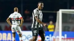Cuiabano do Botafogo comemora o segundo gol de sua equipe durante uma partida contra o São Paulo pelo Brasileirao Serie A 2024 no MorumBIS