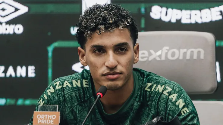 Gabriel Fuentes em entrevista coletiva pelo Fluminense - Foto: Lucas Merçon/Fluminense