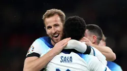 Harry Kane e Bukayo Saka comemoram gol em partida da Eurocopa. (Photo by Catherine Ivill/Getty Images)