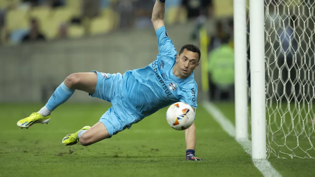 Marchesín, do Grêmio, defendendo contra o Fluminense. Foto: Jorge Rodrigues/AGIF