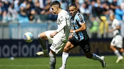 Rodrigo Battaglia do Atletico Mineiro competem pela bola durante a partida entre o Gremio e o Atlético Mineiro como parte do Brasileirao 2024 na Arena do Gremio no dia 1º de setembro de 2024 em Porto Alegre