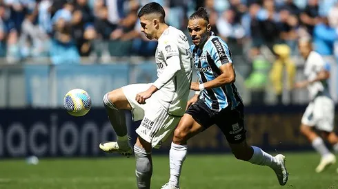 Rodrigo Battaglia do Atletico Mineiro competem pela bola durante a partida entre o Gremio e o Atlético Mineiro como parte do Brasileirao 2024 na Arena do Gremio no dia 1º de setembro de 2024 em Porto Alegre