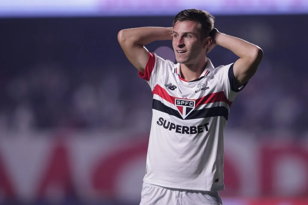 Giuliano Galoppo jogador do Sao Paulo lamenta durante partida contra o Gremio no estadio Morumbi pelo campeonato Brasileiro A 2024. Foto: Ettore Chiereguini/AGIF