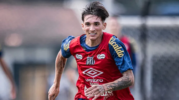 Laquintana, jogador contratado pelo Santos treinando no CT Rei Pelé.