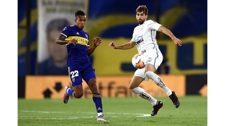 Luan Peres do Santos durante a semifinal da primeira partida entre o Boca Juniors e o Santos como parte da Copa CONMEBOL Libertadores 2020 no Estádio Alberto J. Armando