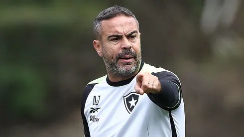 Artur Jorge entrou na parada e agilizou chegada de novo reforço do Bota